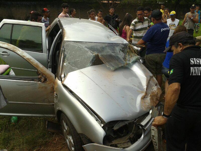 Acidente envolvendo três carros deixa cinco feridos graves na BR-343